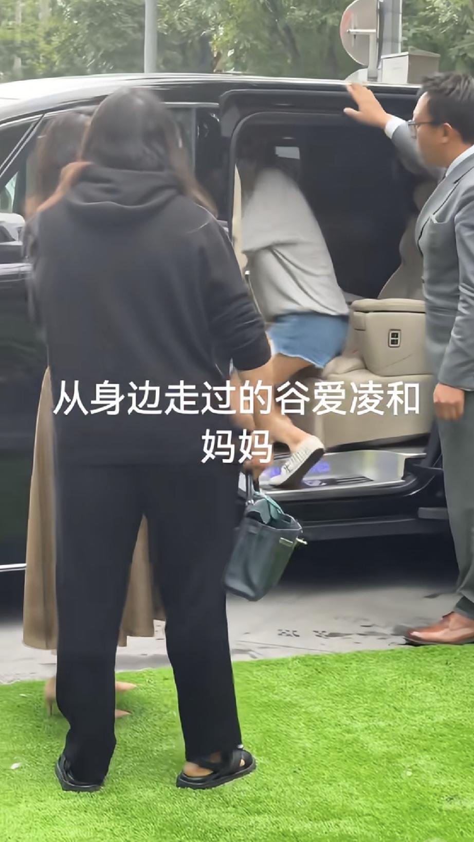 6月24日，有网友晒出在北京三里屯偶遇谷爱凌与母亲谷燕的画面，谷燕看着身体不是很