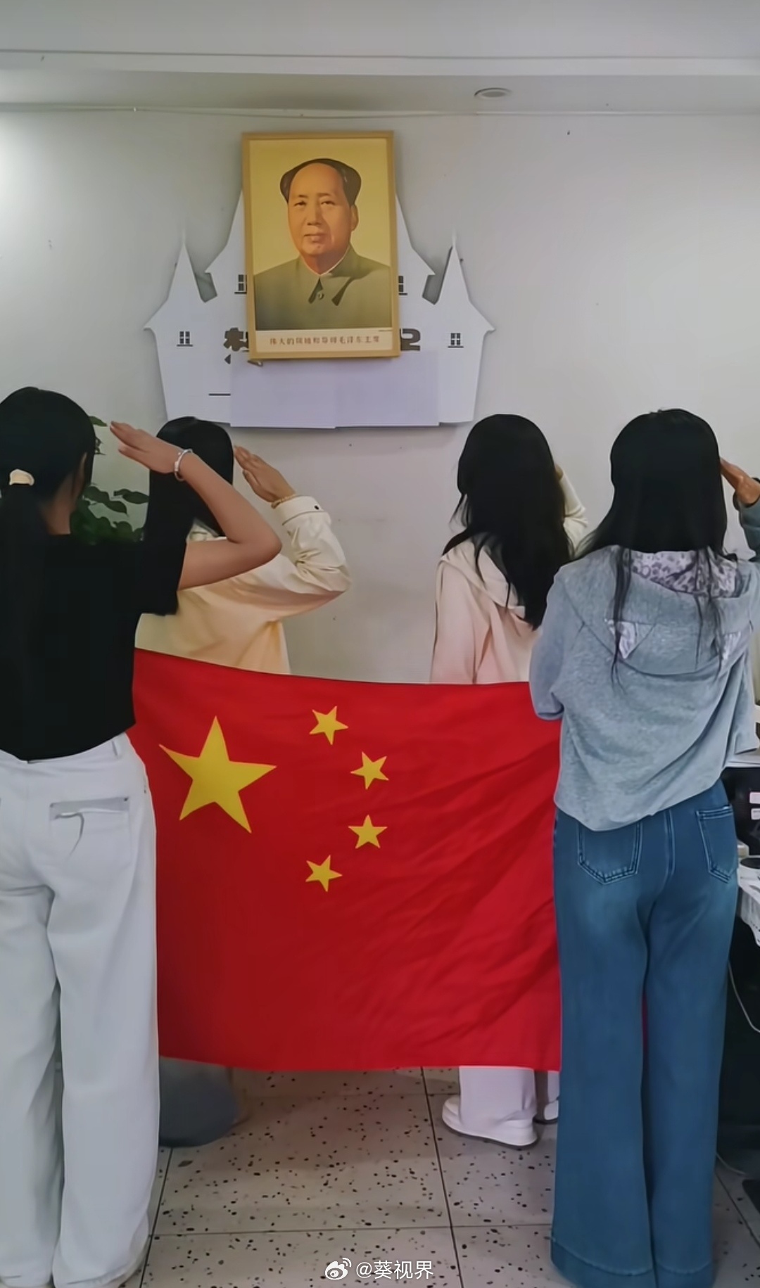 不是教员需要青年人的崇拜，而是青年人需要他指引方向。他本身就是“青年力量”的象征