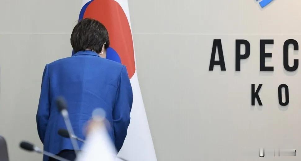 日本首相给韩国国旗鞠躬？这波“尊重”演得也太明显了！
 
谁能想到，以“历史强硬