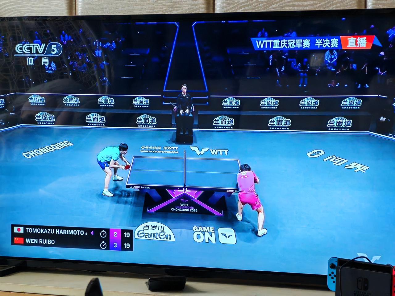 温瑞博对张本智和，大比分3：2的情况下，第六局温瑞博率先拿到赛点，但是一直没有赢