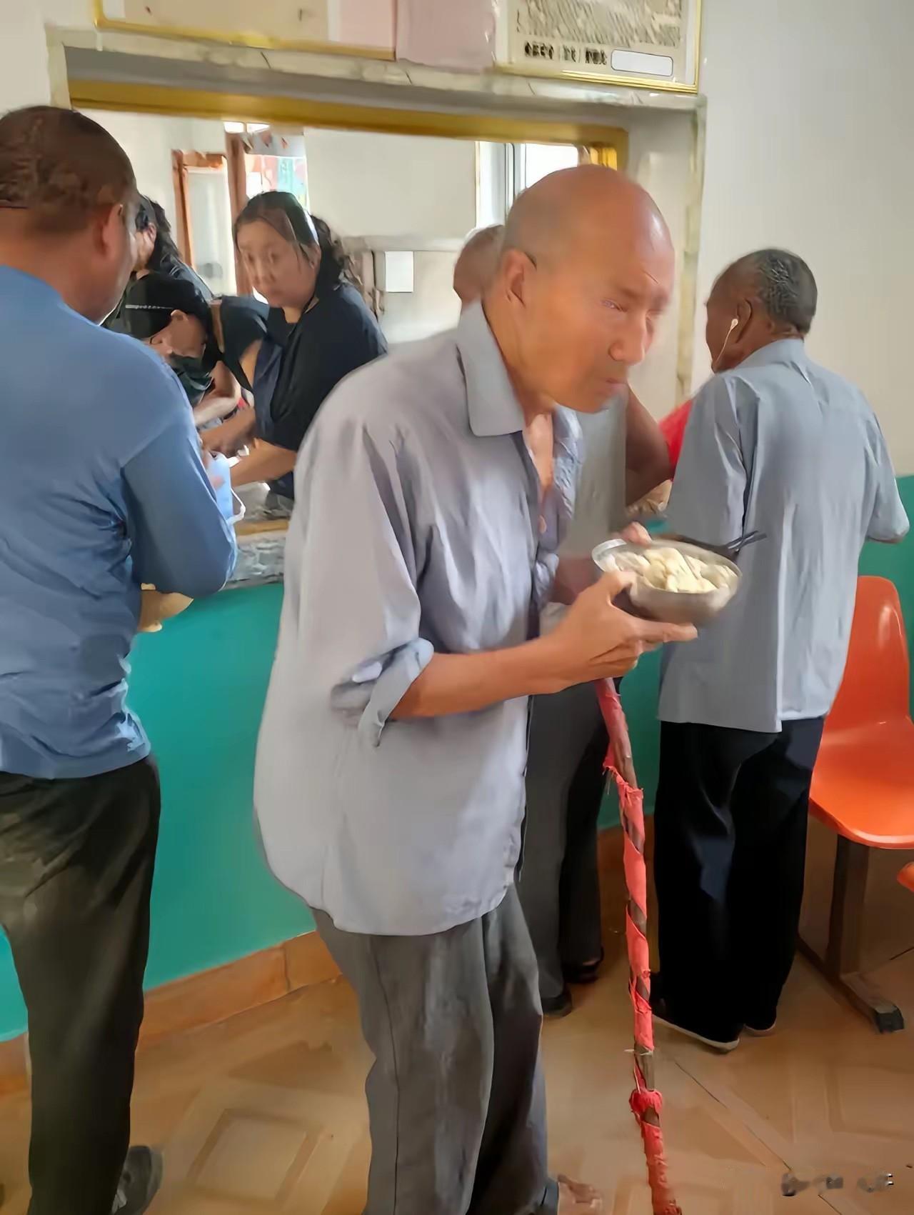 沈阳一家自助饺子店挂出“18元管饱”的招牌，一位68岁的老大爷进店，吃了二十多个