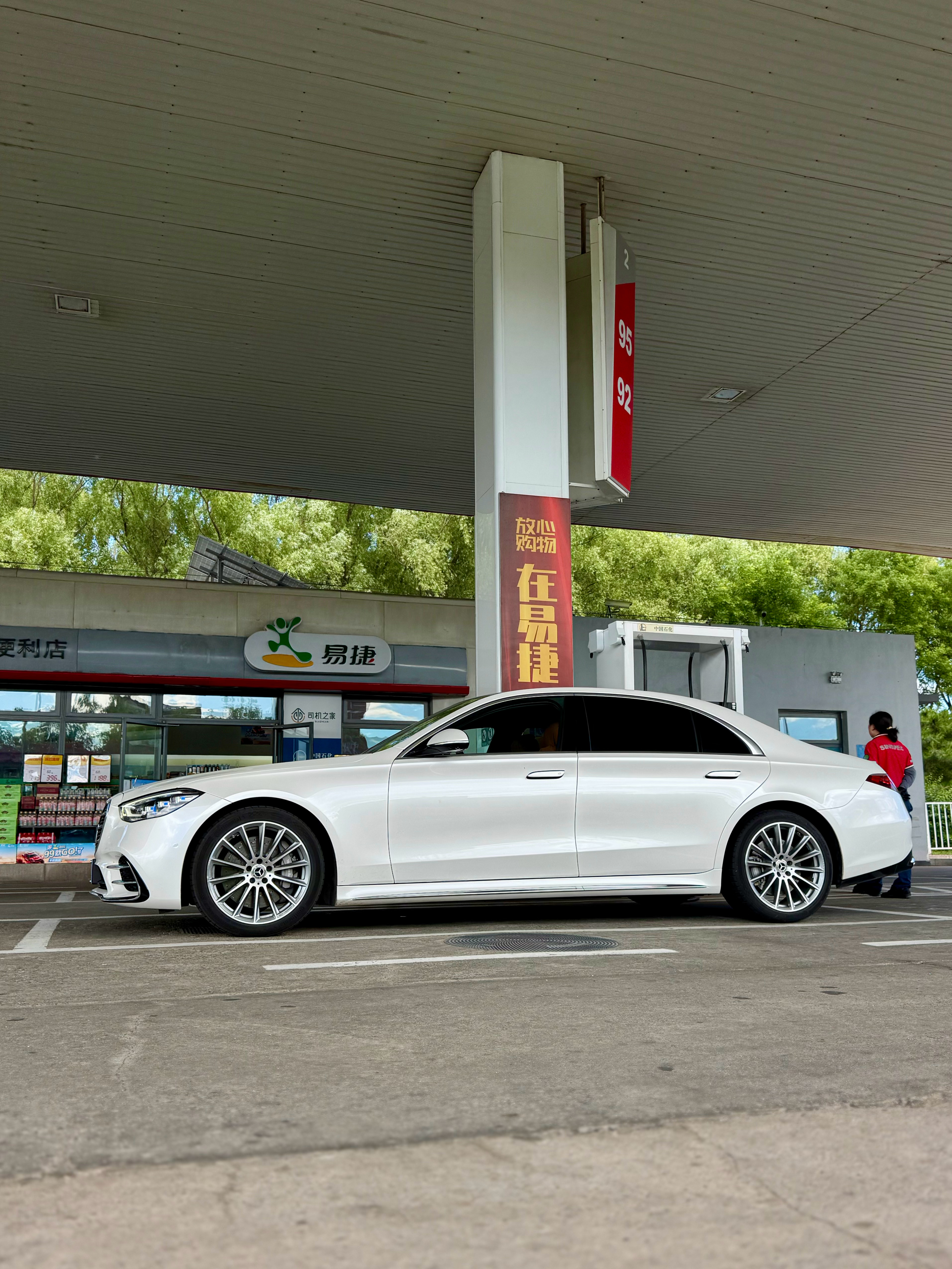 加油拍照 奔驰S级，一台纯油D级车，四驱、六缸油箱没加满续航921km，如果加满