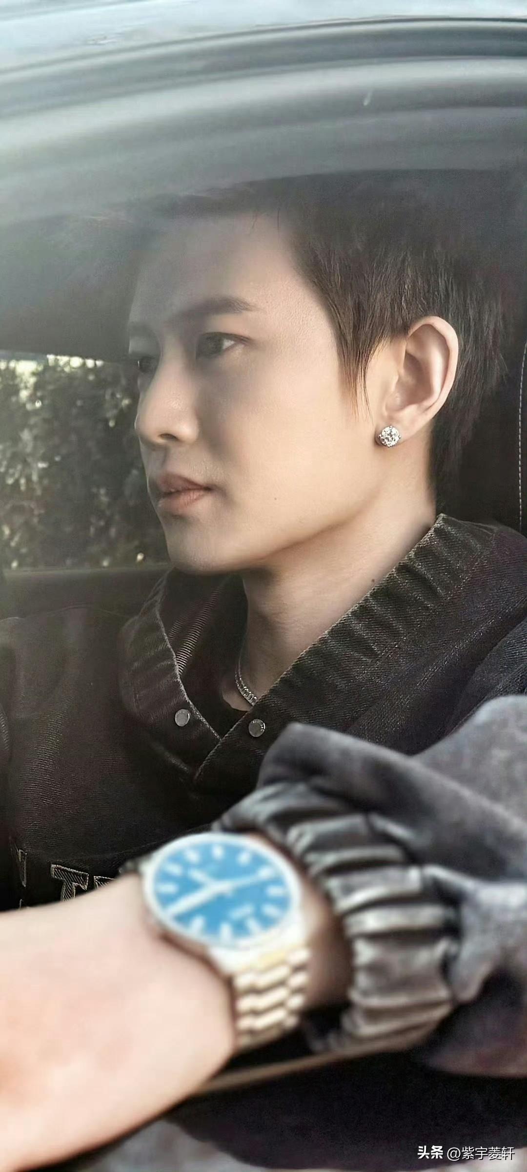 谁啊这是哪位嘉人的行为，
把任嘉伦放得这么大，
确实是越放大越迷人，
不得不说太