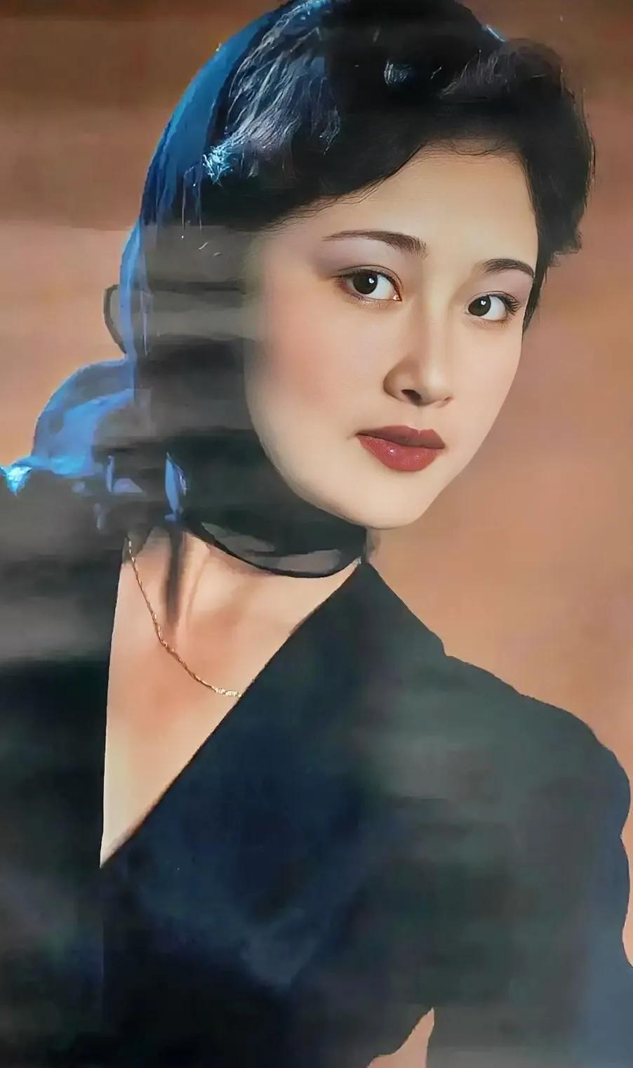 她在90年代特火，墨兰丝巾轻轻一裹，就散发出与众不同的气质，看她的眼神，再联系她
