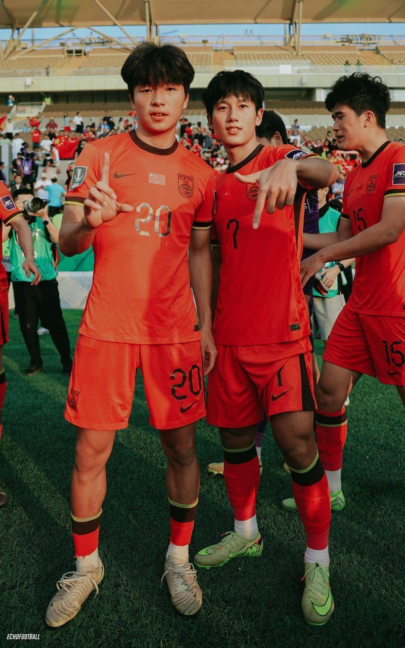 此图突然显出两人体型差了。。。 