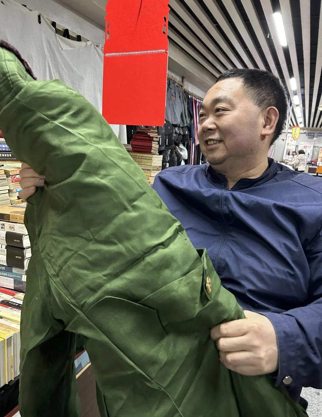 金墉手记1427: 人人都爱军大衣
今天到了10件军大衣，我给老李、毛子、老聂、