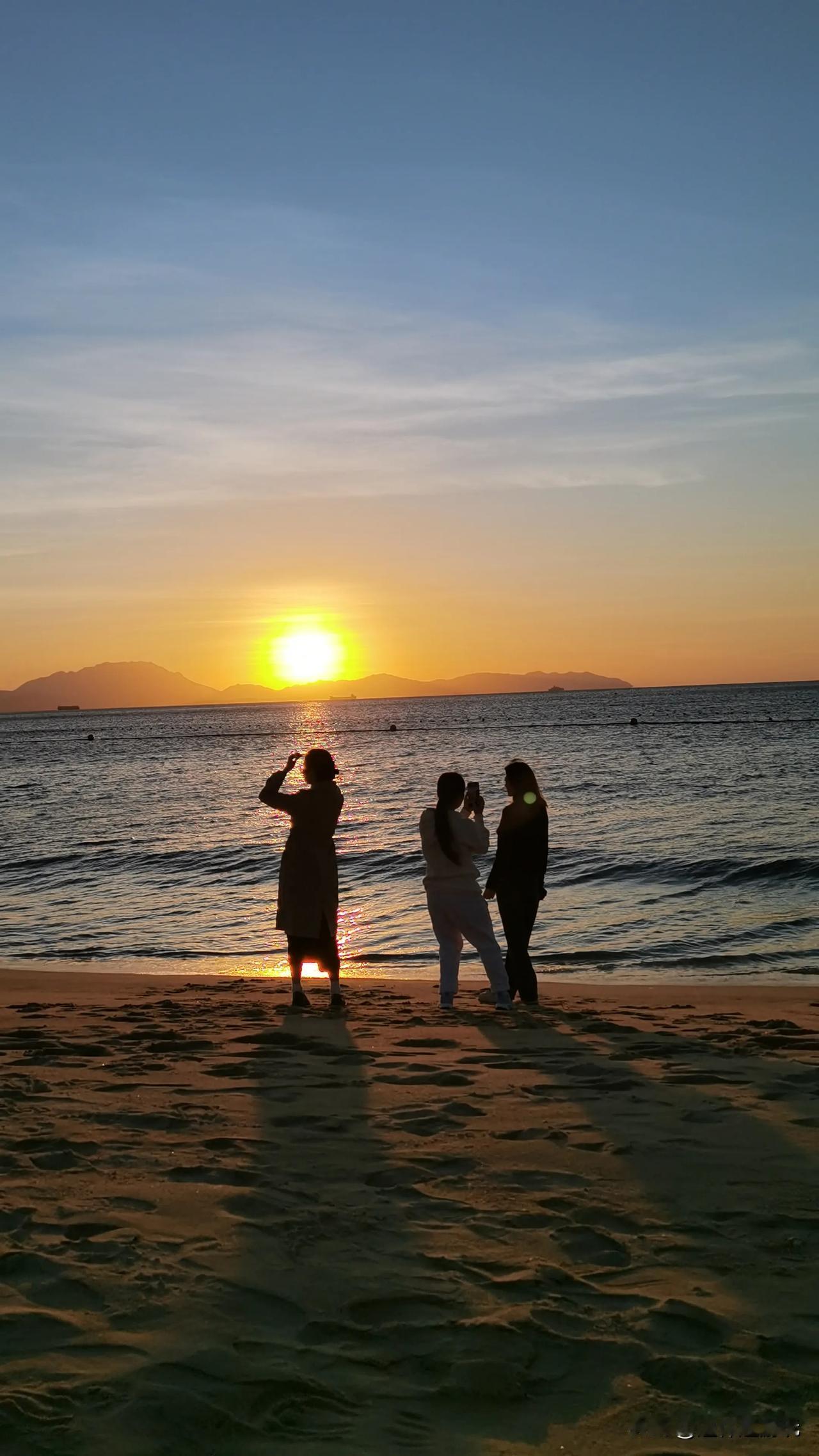 海边看日出！
  深圳大梅沙海边看日出，出地铁站就是海边。
  来吧，赴一场冬日