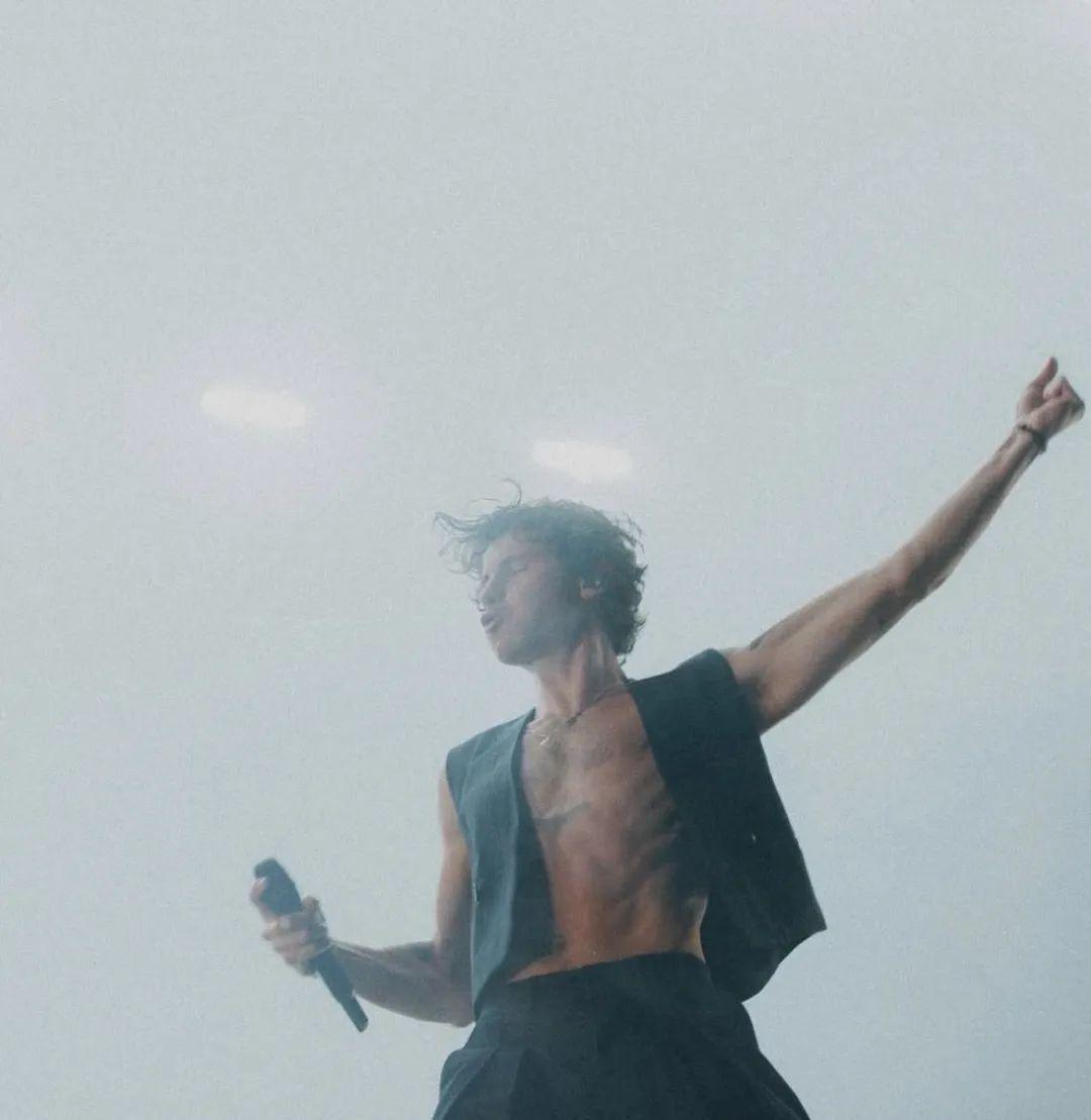 每隔一段时间，我的后台就会有几个人给我发萌德 Shawn Mendes 的照片，