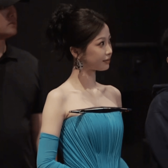 如果女神站旁边 我也会这么偷瞄 