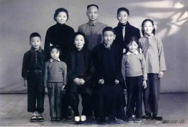 1959年，孙继先全家福。后排左起:刘祝勇、孙继先、孙东生；前排左起:孙东宁、孙