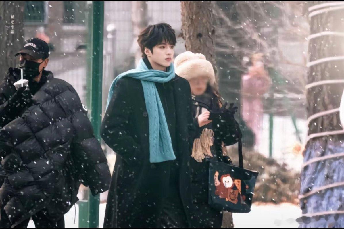 刘耀文边走边掉暖宝宝刘耀文，请把冬天和我都签收！韩剧男主滤镜+1℃！刘耀文把暖宝