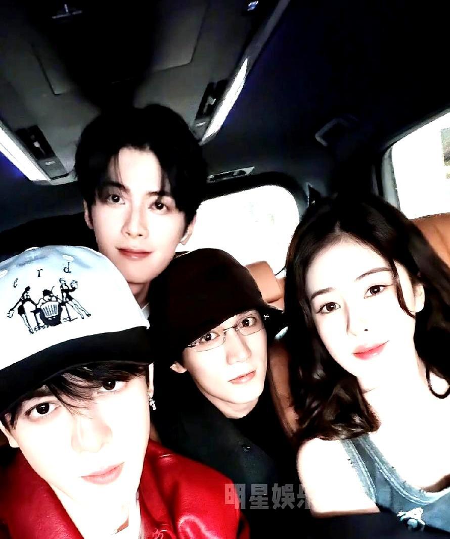 内娱最大的伪命题，就是明星必须活在真空里。
 
首尔街头，没有保镖开道，没有助理