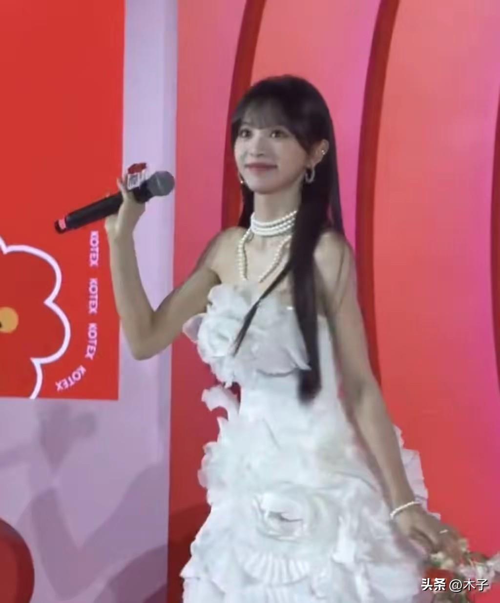 甜妹这个领域，到底谁能比得过田曦薇？田曦薇这一袭白裙，直接把内娱甜妹的天花板焊死