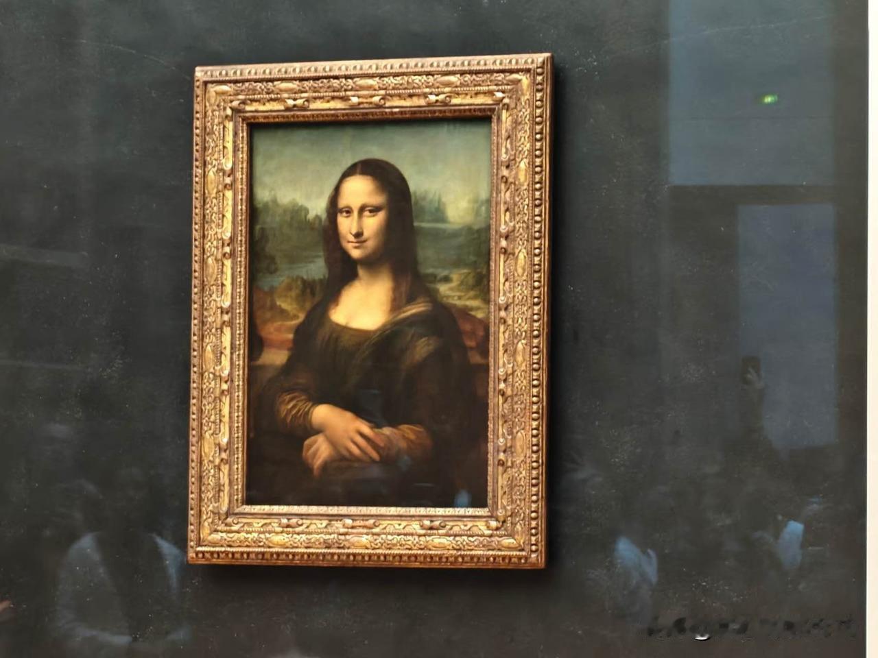 卢浮宫的三大镇馆之宝是：

 《蒙娜丽莎》：达·芬奇笔下的永恒微笑，每年吸引无数