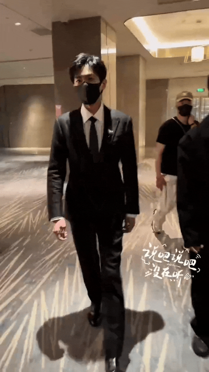 张若昀走路粉福利+1北京国际电影节开幕式上班做个动图感受一下逆天大长腿的头身比和