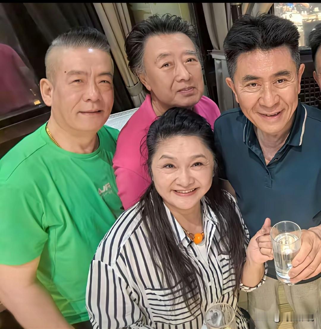 后排就认得出穿绿色体恤衫的米学东，演反派确实[赞]，嘴歪脸斜也是演反派人物自然一