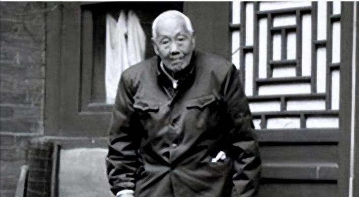 “她就把衣服一脱，往那一坐，完全不动手，全靠我们伺候。在她眼里，我们根本就不算个