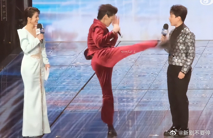 向佐向百克力道歉微短剧盛典惊现惊险一幕！向佐未彩排飞踢近距擦过百克力头部，事后致