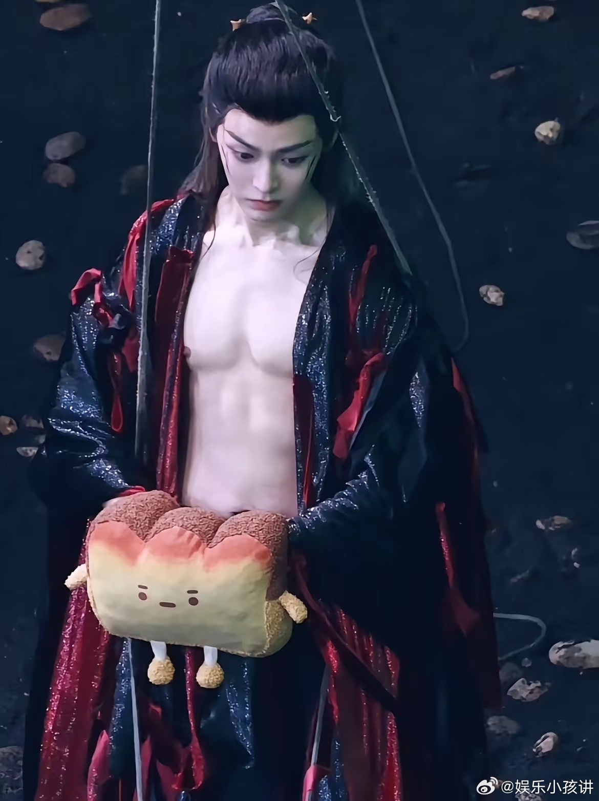 郭敬明是有什么爱好吗？感觉他每次拍戏，男演员妆造不仅千篇一律，且都必须露上半身。