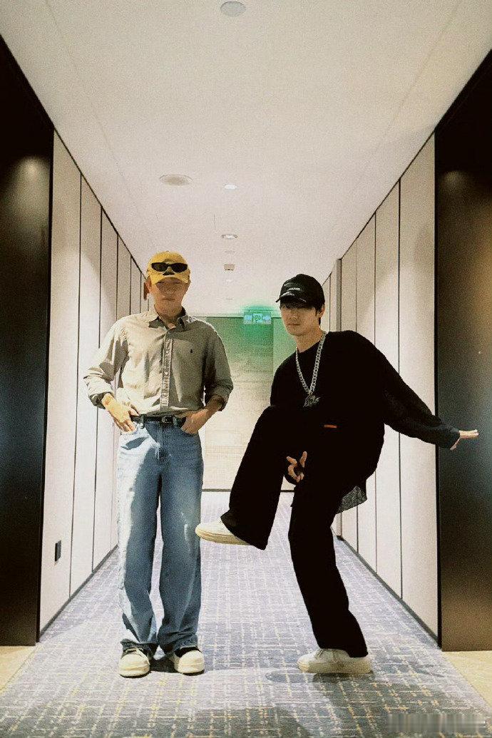 蒋敦豪今日上班 看蒋敦豪和王一珩互换装扮，终于知道什么叫“风格无界限”了！敦敦的