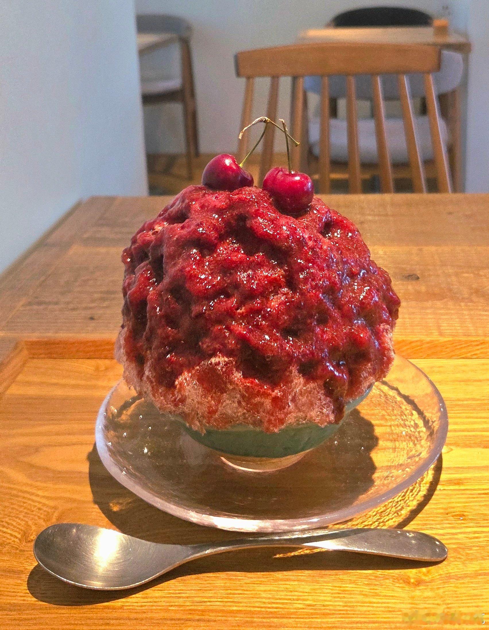 前所未见的浓郁鲜红奢华🍧美式樱桃刨冰！！  🍒感觉用了惊人数量的美式樱桃，纯