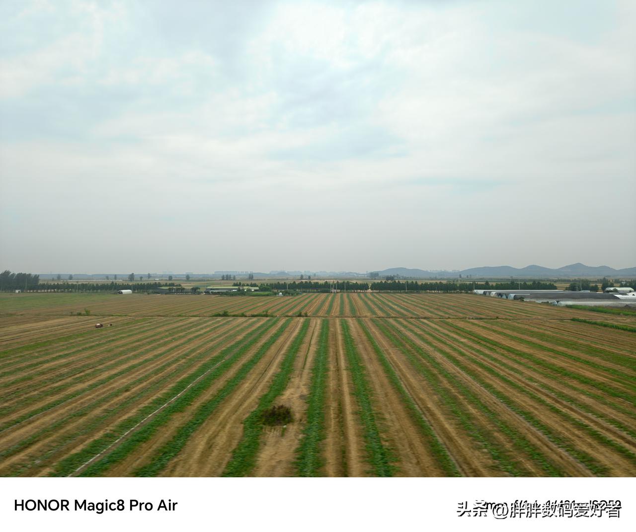 路过过河南，刚收完小麦的农田！
在高速行驶的复兴号上用荣耀magic8pro a