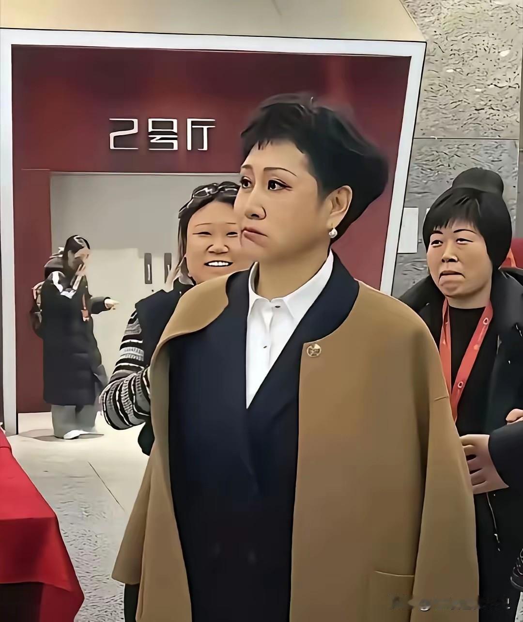 我要是不说她是张凯丽，你肯定认不出来……
六十多岁的人了，怎么越来越不像自己了！