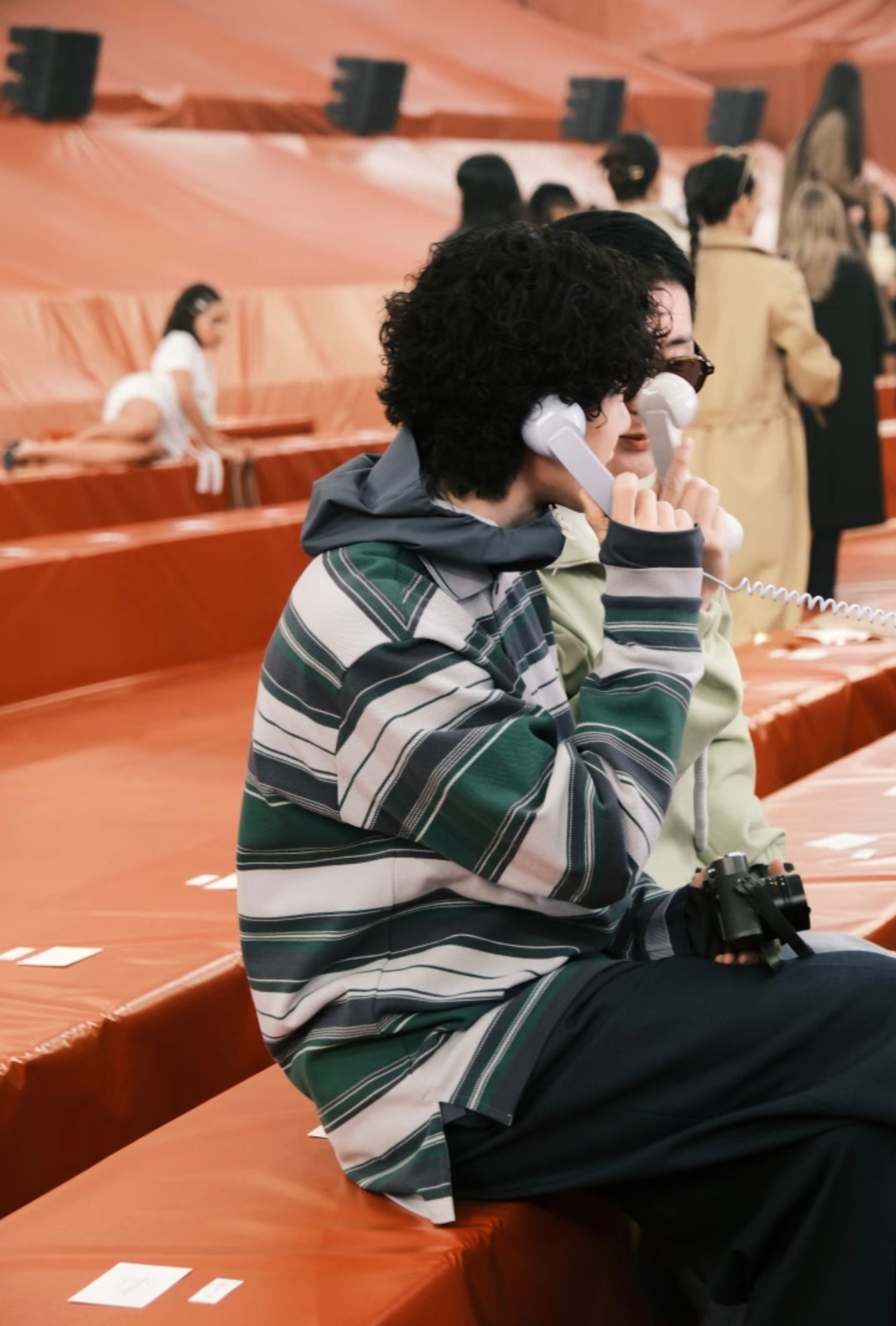 王一博酷存更新刷到一组巴黎摄影师拍到的王一博Lacoste秀场，帅的人腿软