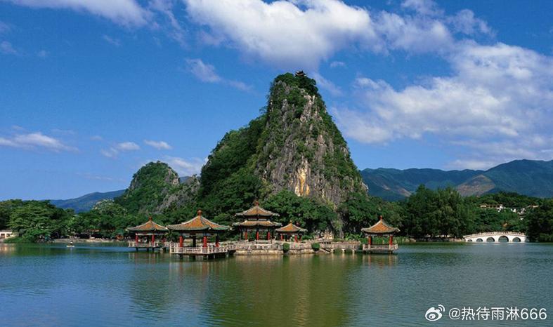 【七星岩】七座喀斯特溶岩地貌的岩峰排列状如天上北斗，镶嵌在如镜的湖面上，如梦如幻