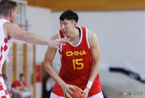 据报道，周琦和新疆男篮一度达成和解，但交易在落实时因CBA规则问题破裂。
与上海