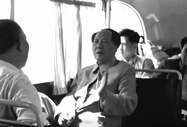 毛主席说：“现在这种教育制度，我很怀疑。从小学到大学，一共十六七年，二十多年看不