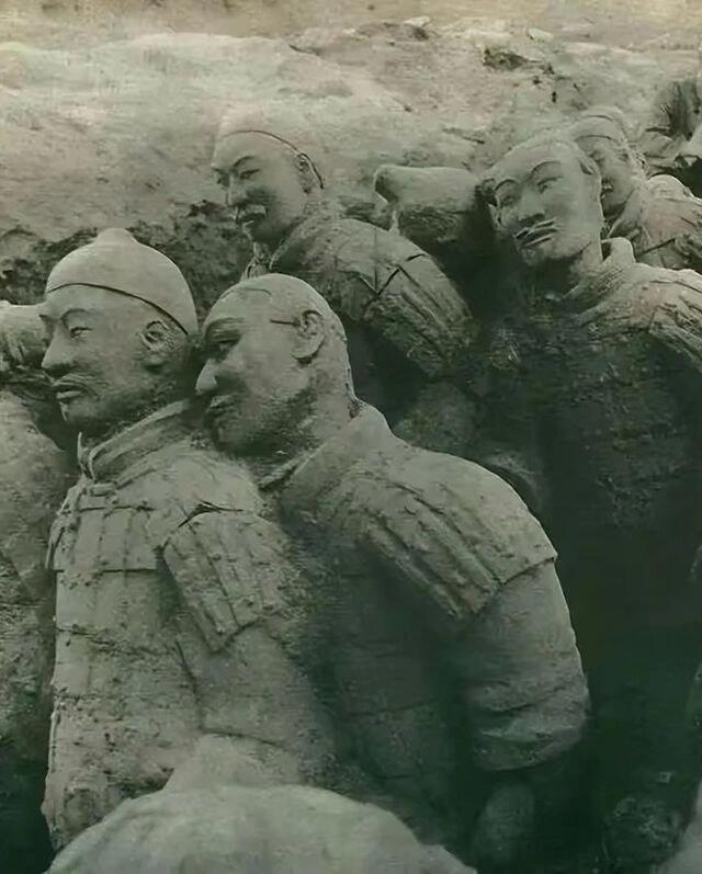 历史知识1970年代，西安，兵马俑早期出土时的表情。 ​​​