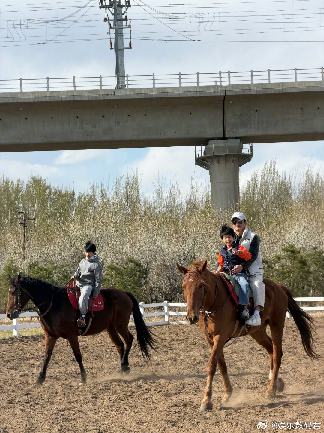 吴京儿子给小马取名春风 真的被吴京一家可爱到！儿子无忧给小马起名叫春风，谢楠在乘