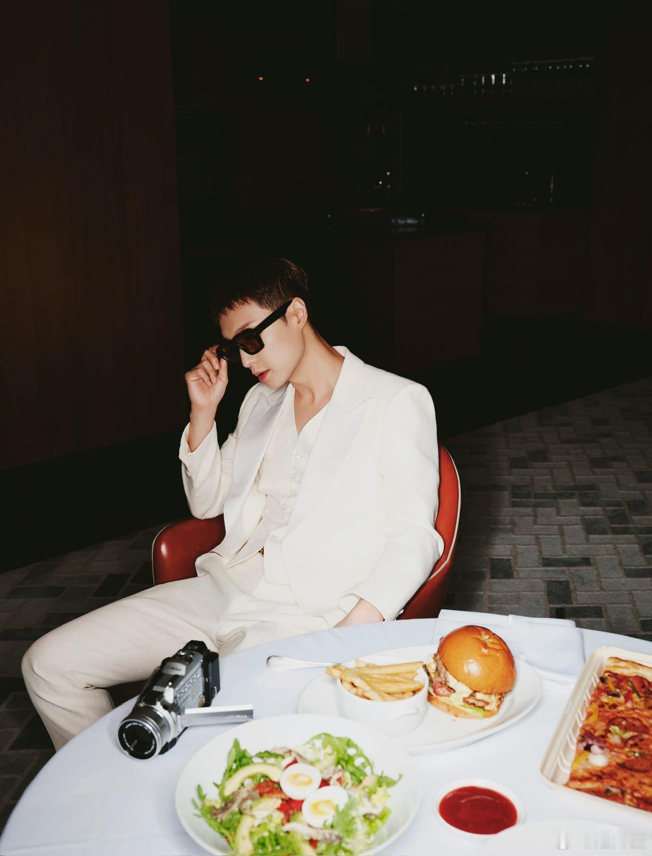 #张艺兴被粉丝喊成翘嘴# 张艺兴与粉丝情谊浓浓，莲姐打 call 响当当。他变翘