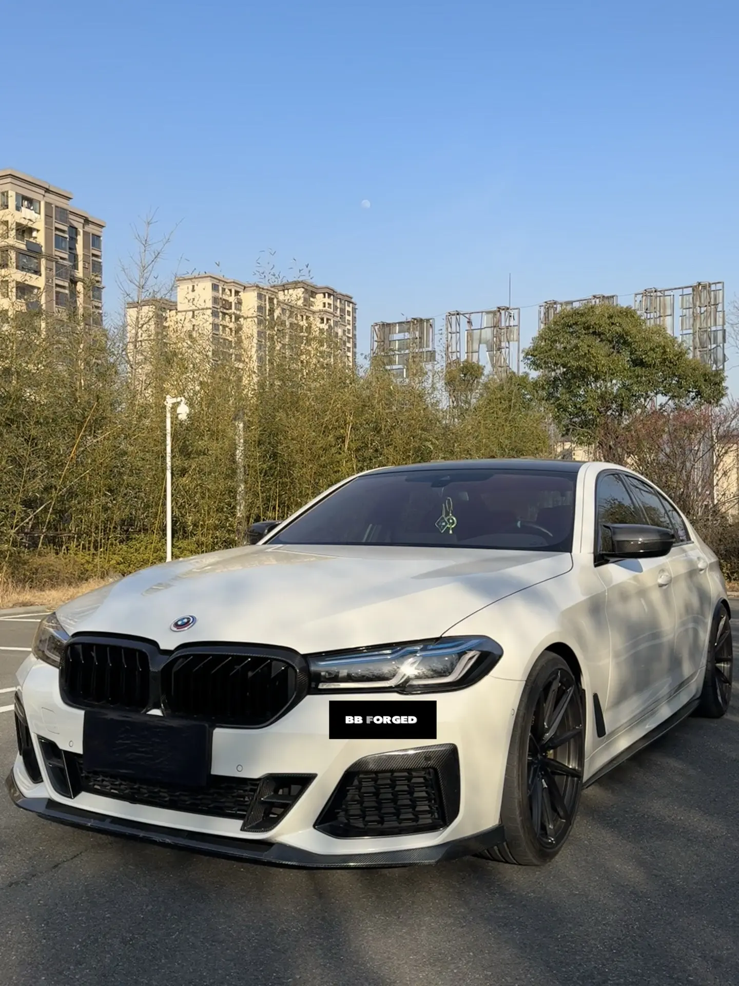 干碳在阳光下总是这么好看 轮毂的凹度你们觉得怎么样