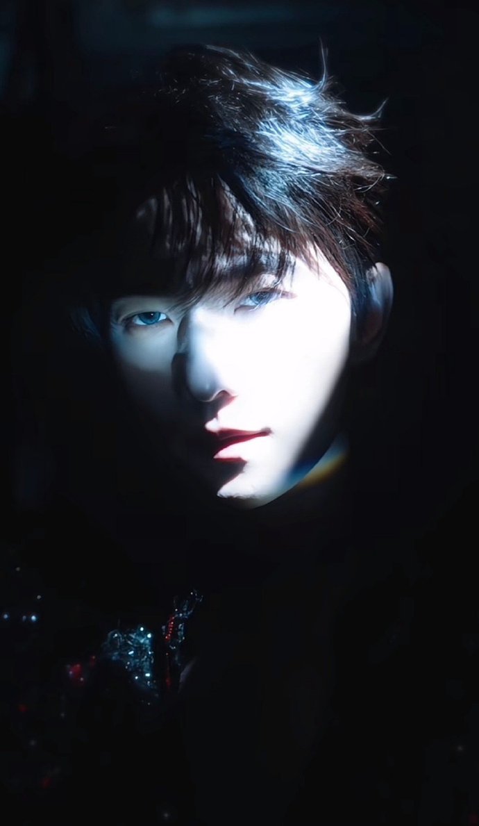 杨洋天黑变身杨洋美的像AI杨洋美的像AI，杨洋天黑变身，谁懂这个杨洋一身暗夜西装