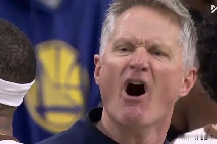 公正的天平：当哨声成为比赛焦点

比赛进入白热化阶段，库里突破上篮，身体在空中对