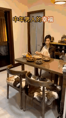她仿佛是头饿狼，他仿佛是只羔羊！[大笑]
