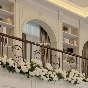 黑白配色平衡了空间的华丽感；多层水晶吊灯是视觉焦点，既呼应了法式浪漫，也提升了空