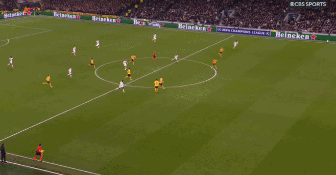 西蒙斯好不容易送出一记分量正好的直塞，可是穆阿尼这个单刀操作不是人…… 