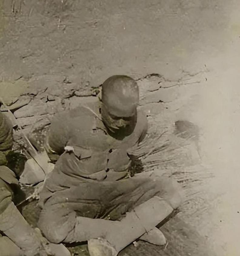 1947年，一个地主，半夜摸进柴房，对着一个被捆着的地下党，不说废话，匕首“噌”