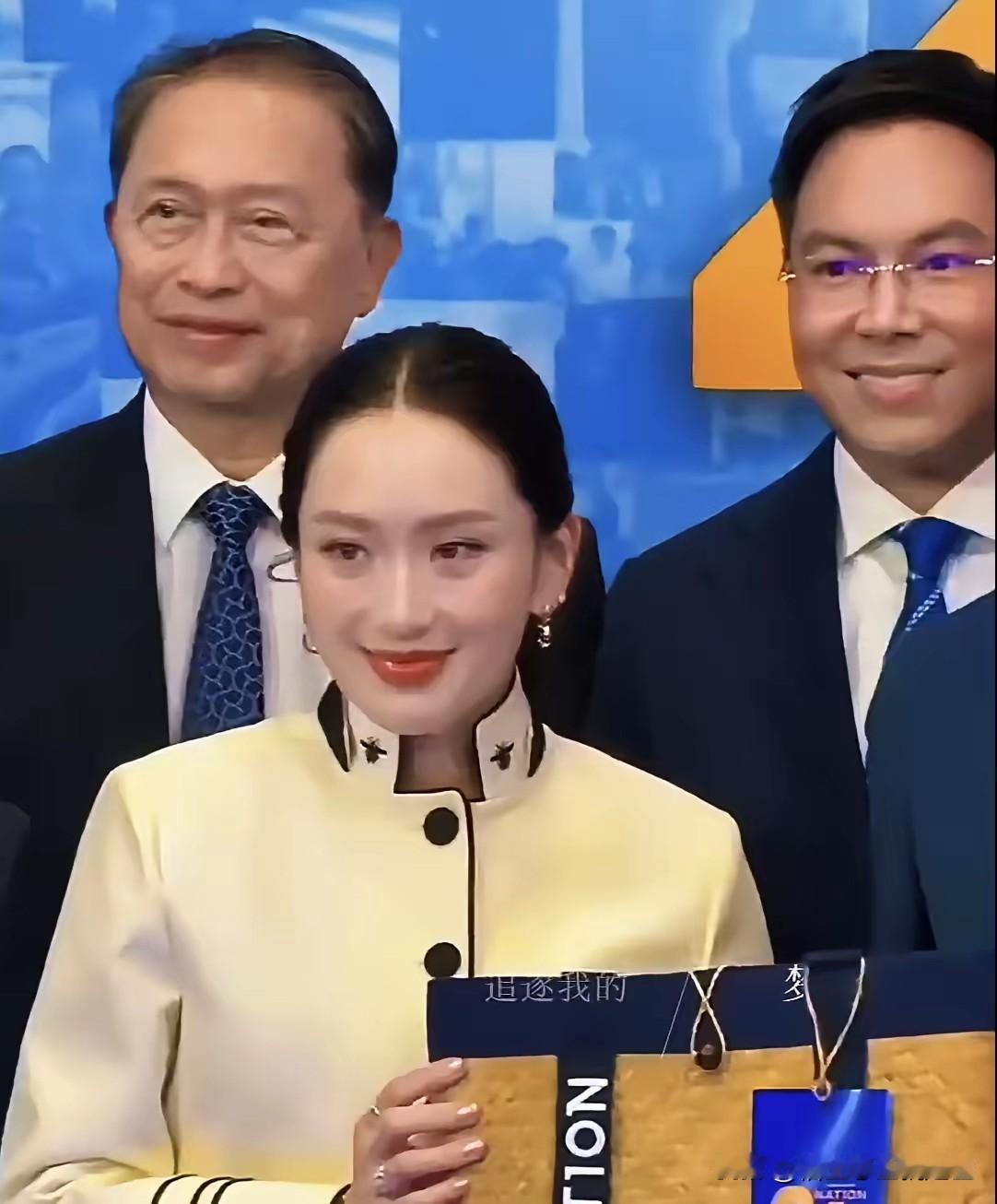 佩通坦很长时间没有参加官方活动了，昨天，她作为嘉宾出席泰国国家电视台成立26周年
