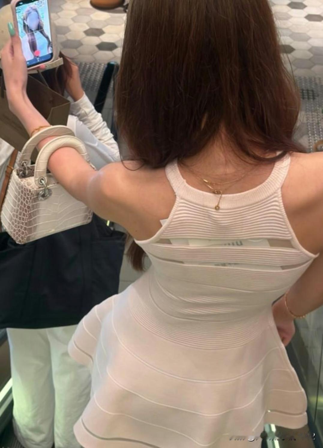 尖沙咀女生裙背露出大吊牌，网民举报到商家
内地电商平台淘宝的「7天无理由退换」，