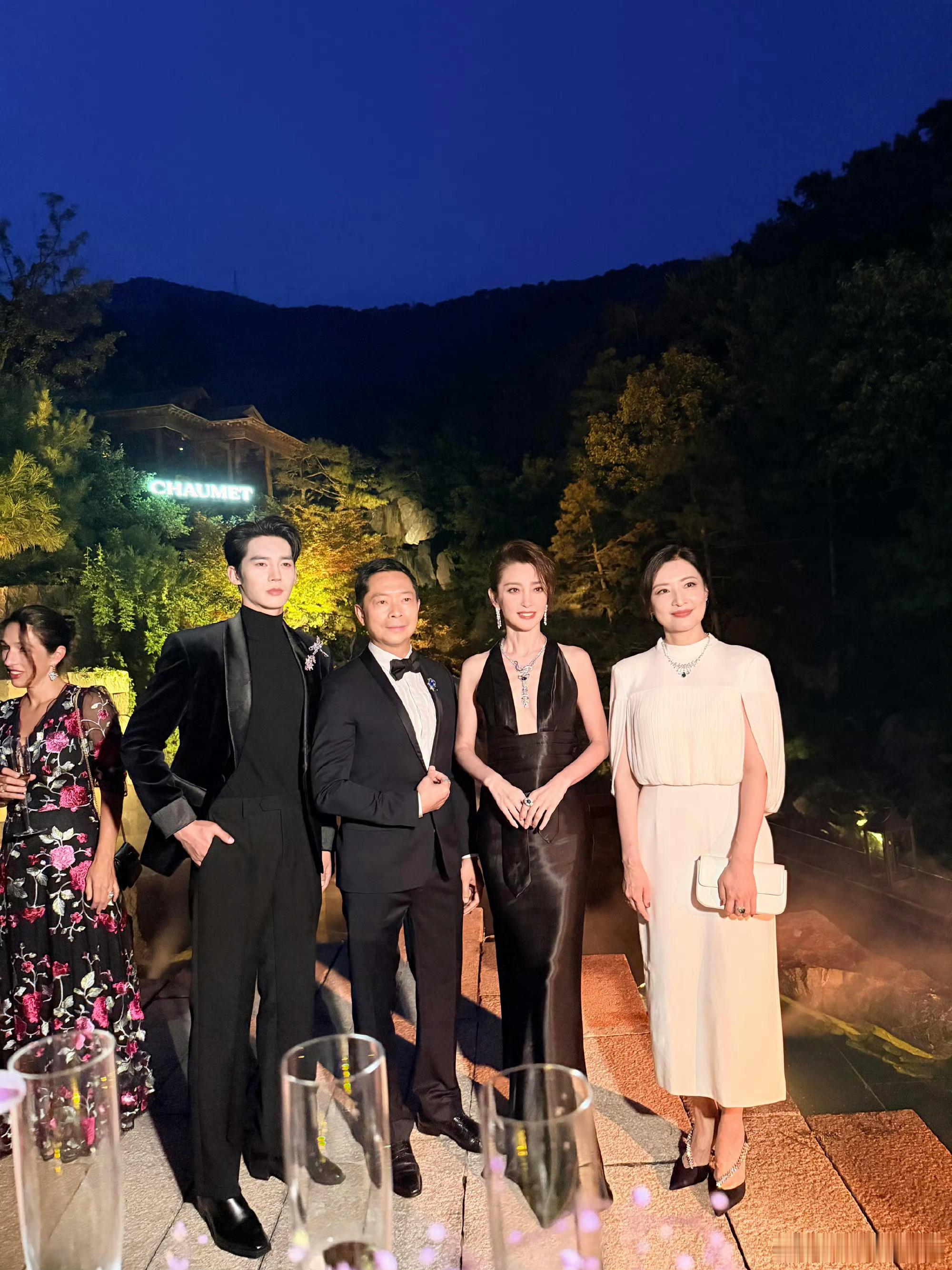 李冰冰于适约好了穿黑色李冰冰于适同框出席尚美巴黎晚宴，俩人不约而同地都穿了典雅黑