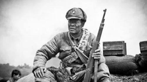 1940年8月的一天，吕俊生冲到日军碉堡跟前时，才发现炸药包被自己弄丢了，手榴弹