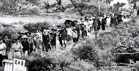 1980年，这是一群从内地逃到香港的人，在排队领香港身份证。当时，只要你能到达香