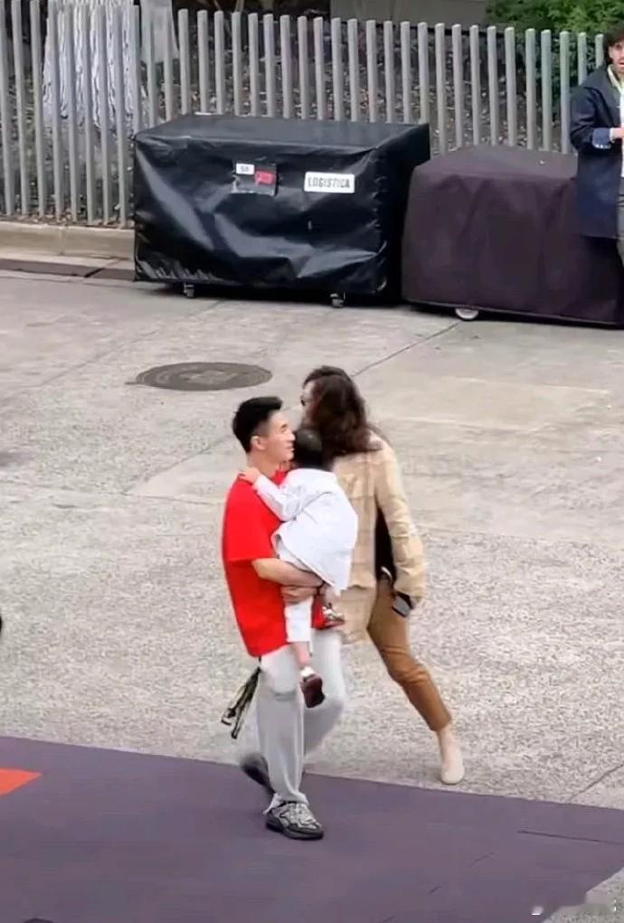 何猷君抱着四岁的儿子出行小儿子手长脚长的，感觉爸爸有点吃力啊！ 