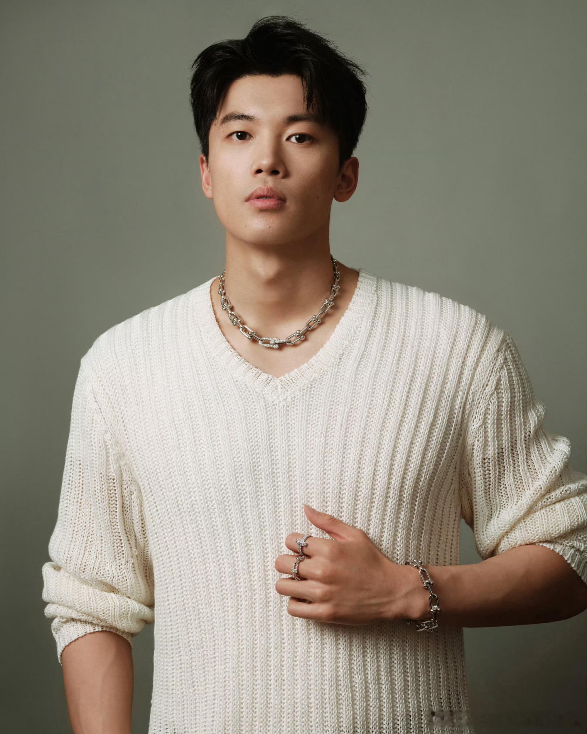 锋芒交织，风格自成。4月9日，汪顺 北京蒂芙尼品牌活动 蒂芙尼品牌挚友汪顺顺流而