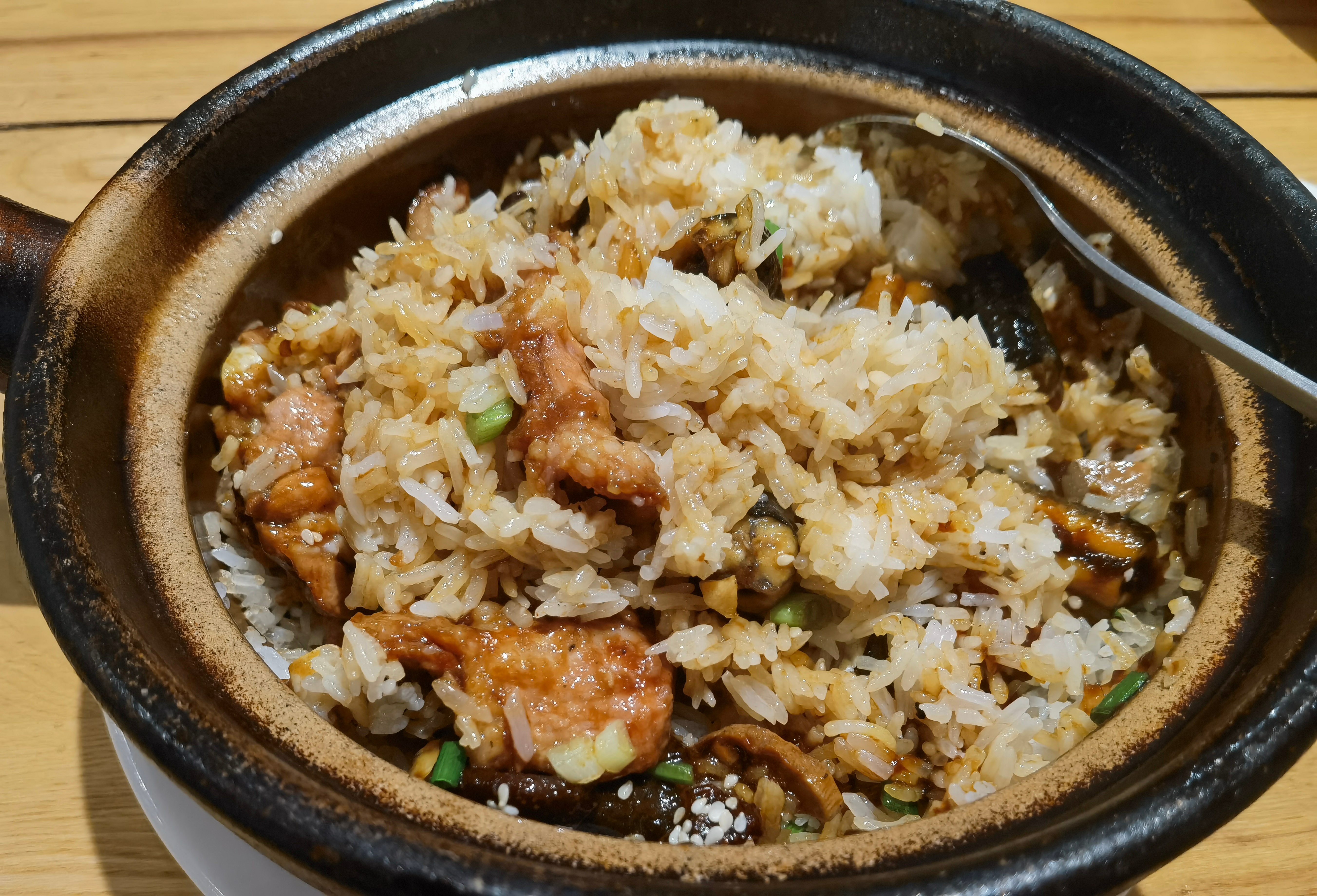 打风凉快，去食煲仔饭
