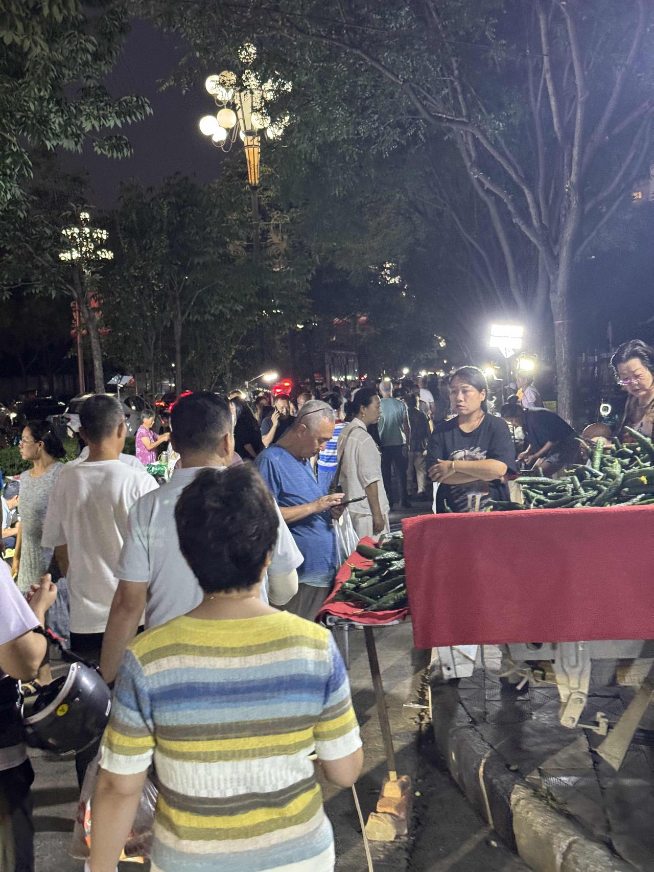 热闹的C区门口